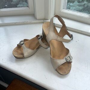 Comfortable Beige Sandals with Buckle